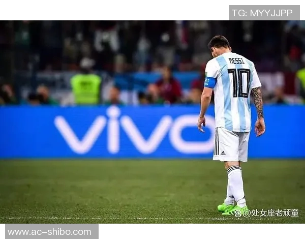 特雷泽盖与梅西同框合影致敬足球历史无可争议的第一人梅西